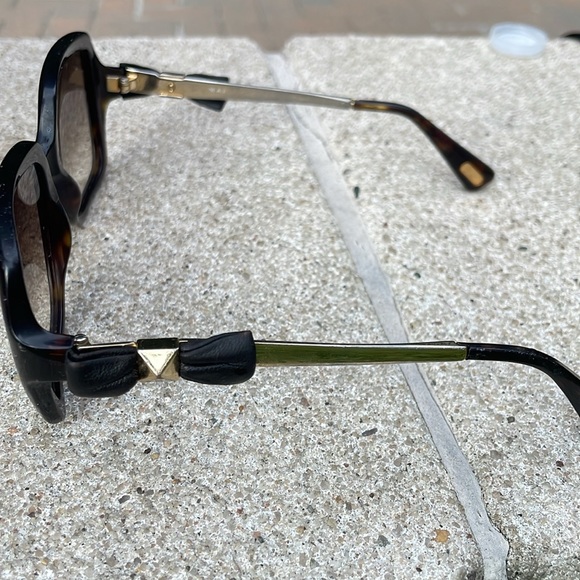 Marc Jacobs Sunglasses 🕶️ with Bows 🎀 on Frame - Picture 3 of 5